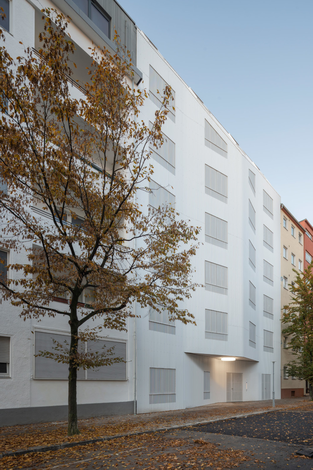 Die Fassade wirkt auch aufgrund des fehlenden Dachüberhangs monolithisch.