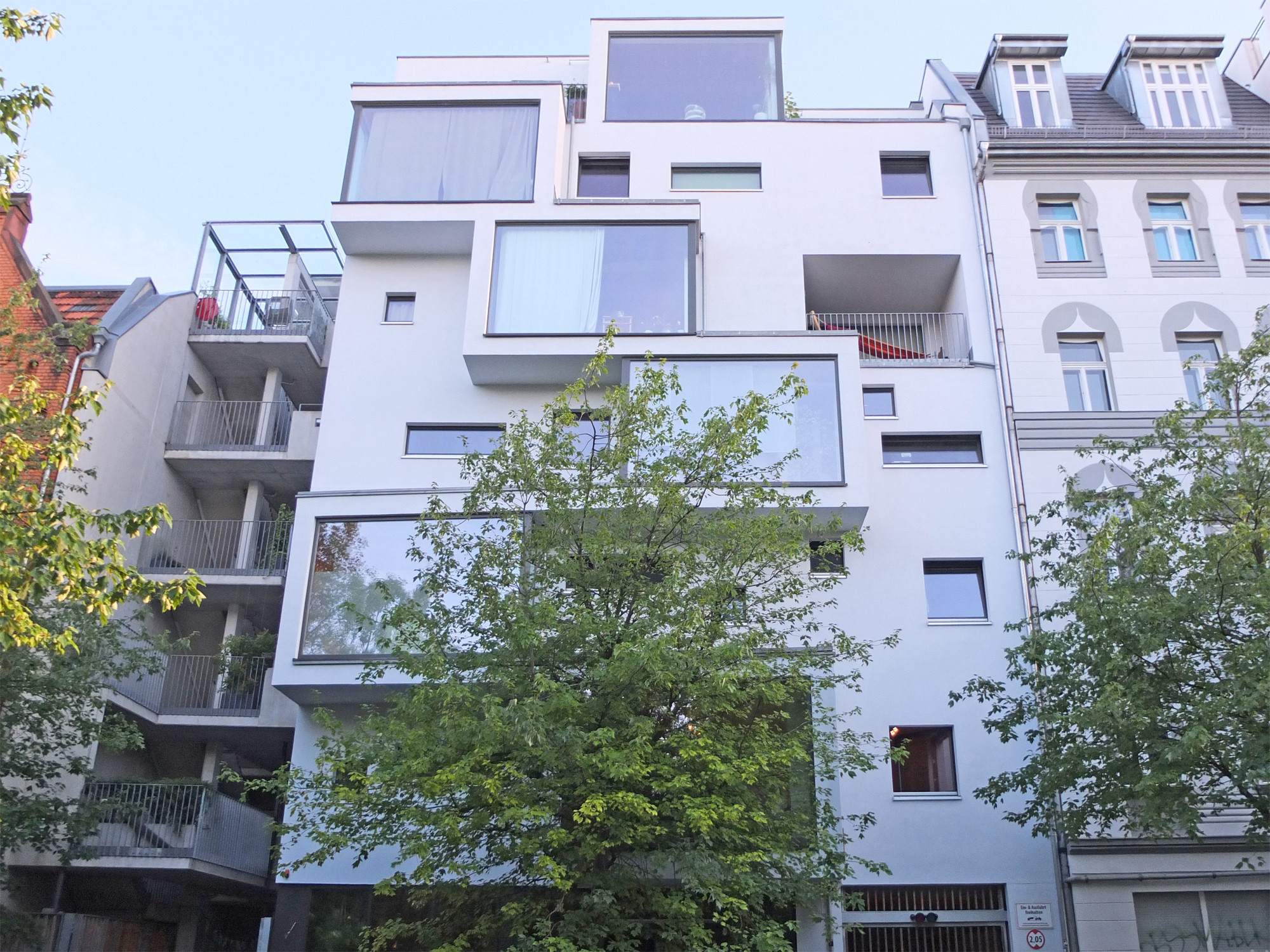 Aufgrund dieser Verortung sind an Fenster eine Reihe von Aufgaben gestellt, die hinsichtlich einer guten Planung alle gewertet und berücksichtigt werden sollten. Es folgen Beispiele (im Bild: Wohnhaus in Berlin, Kaden Klingbeil)  .