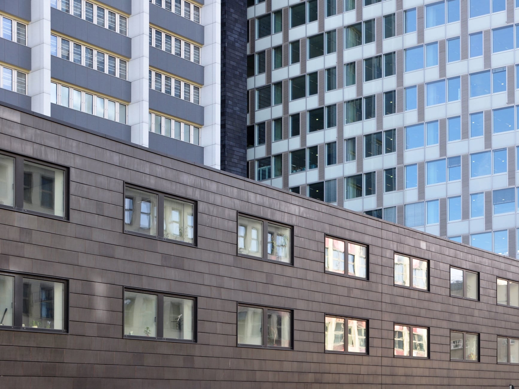Fenster sind Öffnungen in den Außenwänden eines Gebäudes als der äußeren Hülle sowie auch, wenn auch seltener, in inneren Bauteilen. 