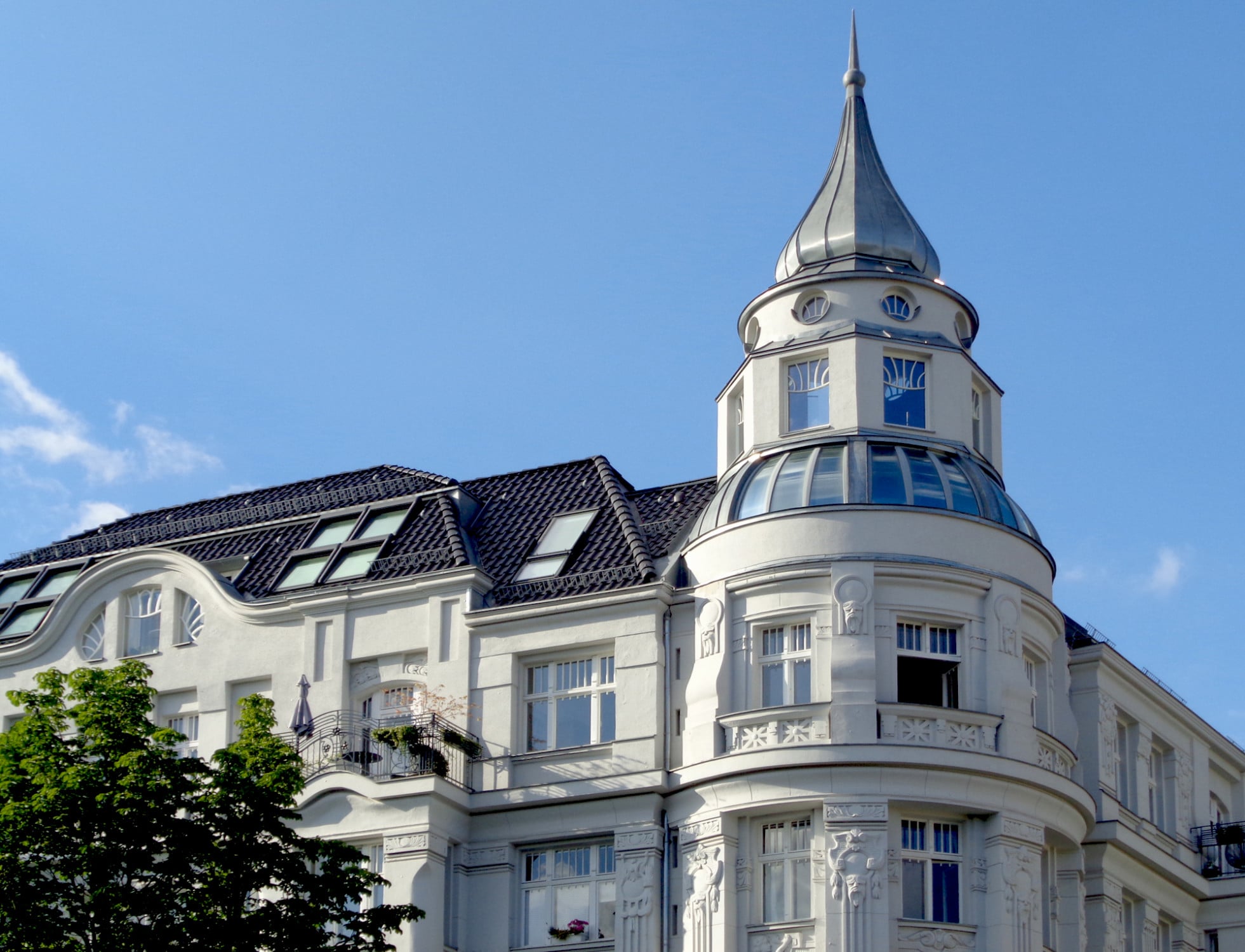 Jugendstilhaus mit einer Vielzahl unterschiedlicher Fenster