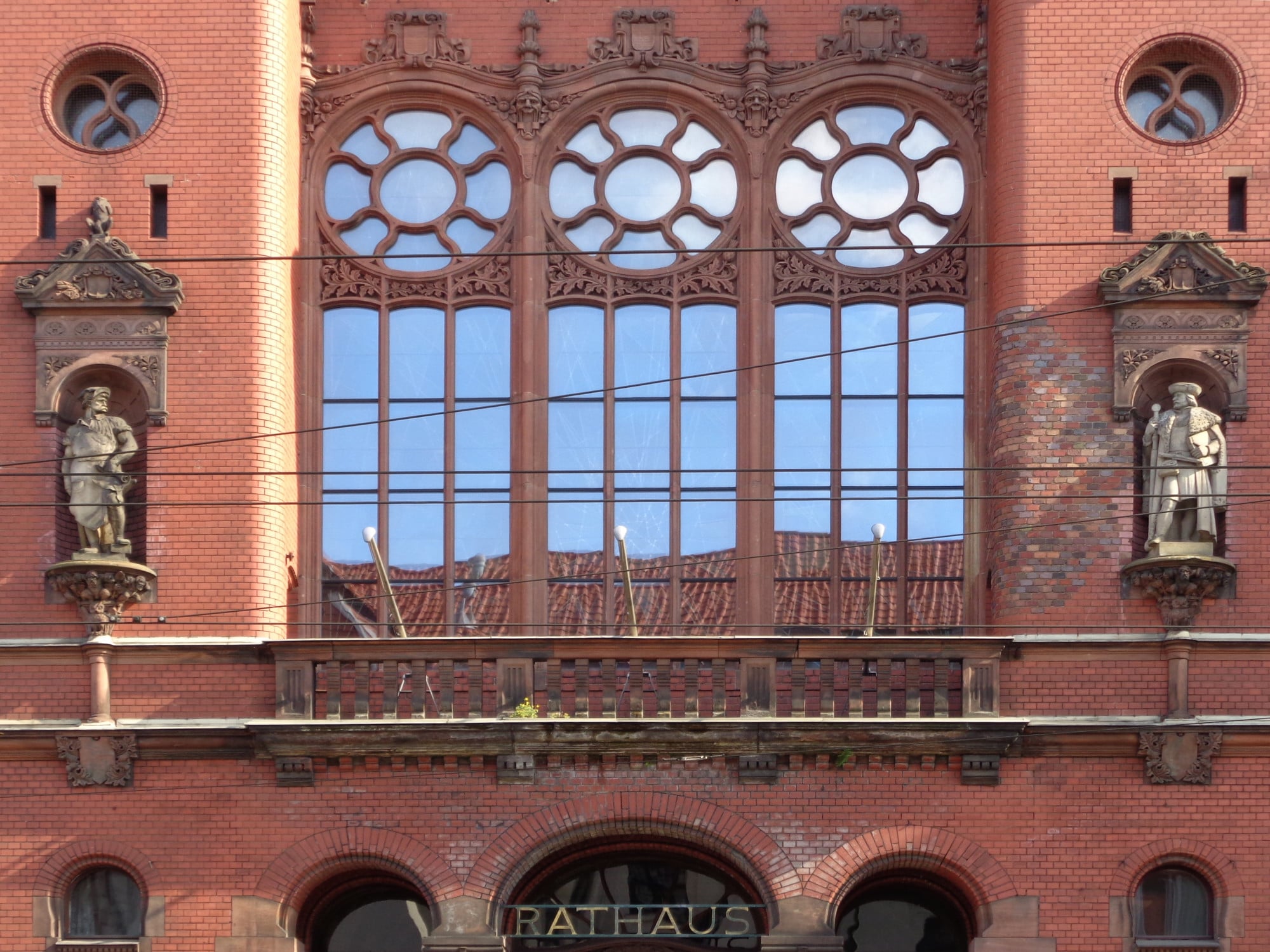 Die Vielfalt an Fenstern ist sehr groß (im Bild: repräsentatives Fensterportal, Rathaus Pankow, 1901-1903, Wilhelm Johow).