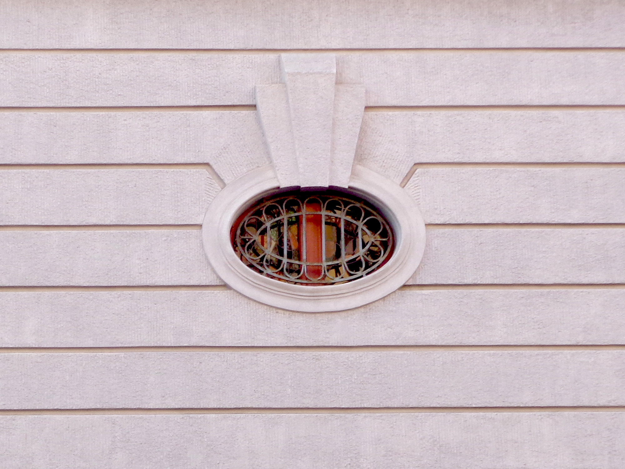Ovales Fenster mit Schmuckgitter als Sicherung, ehemaliges jüdisches Waisenhaus, Berlin-Pankow