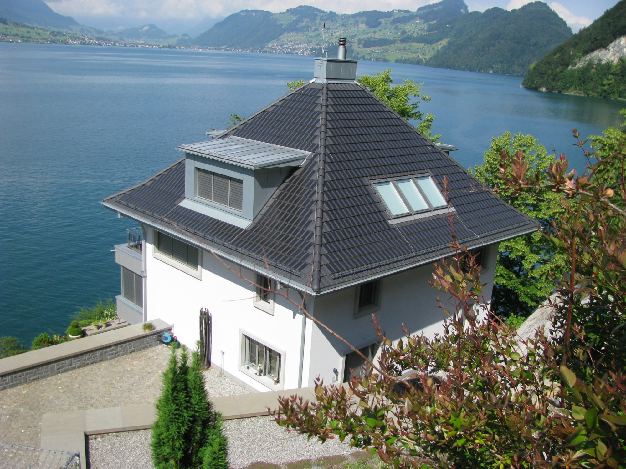 Dank seiner Flexibilität eignet sich der Solarziegel auch für komplexe Dächer mit Dachfenstern, Gauben, Kaminen und schrägen Dachwinkeln – und somit auch für denkmalgeschützte Gebäude. 
