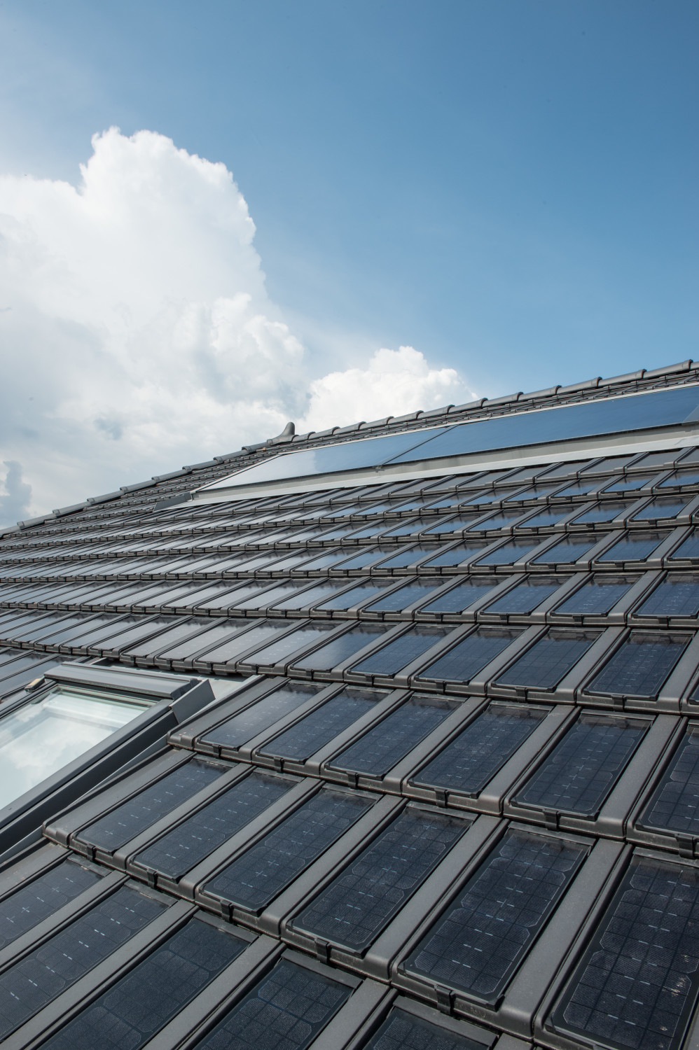 Zur Erzeugung elektrischen Stroms ist auf jedem Ziegel ein kleines Solarmodul aus monokristallinen Zellen montiert. 