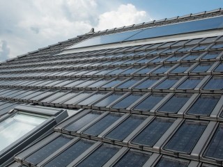 Der Solarziegel PAN 29 von Gasser Ceramic ist architektonisches Element und Energieerzeuger in einem.   