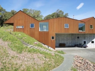 Drei Satteldächer prägen das Wohnhaus für eine Köchin und ihren Ehemann in Nordkalifornien. Geplant wurde es von Mork Ulnes Architects.