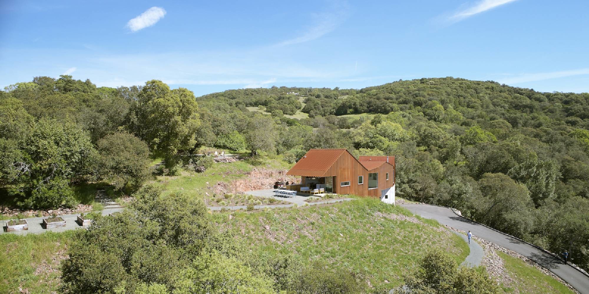 Das Haus liegt am Hang über einem Tal im Sonoma County.