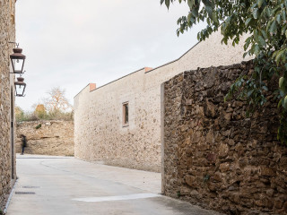 Das von Harquitectes geplante Wohnhaus im spanischen Ullastret befindet sich direkt an der Straßenkante und fügt sich mit seiner Erscheinung in den Ort ein.