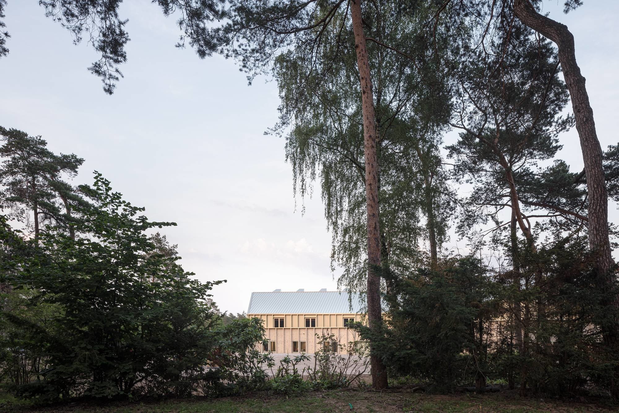  Gewünscht durch die Bauherrschaft war ein Gebäude, das sich in die Landschaft einfügt.