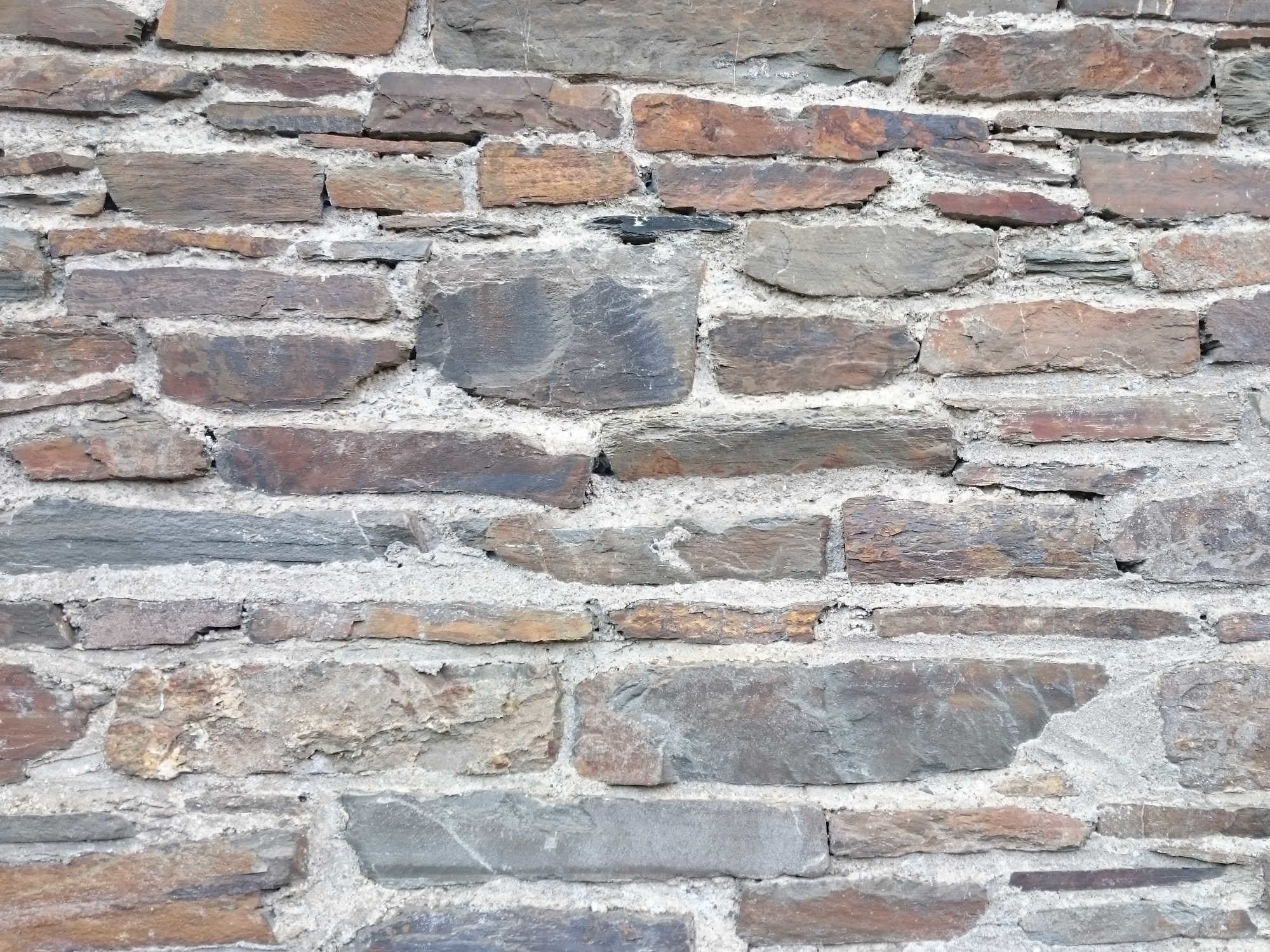 Je größer die Wärmespeicherfähigkeit der einzelnen Bauteile ist, die einen Raum umfassen, desto langsamer heizt sich der Raum auf bzw. kühlt er aus.