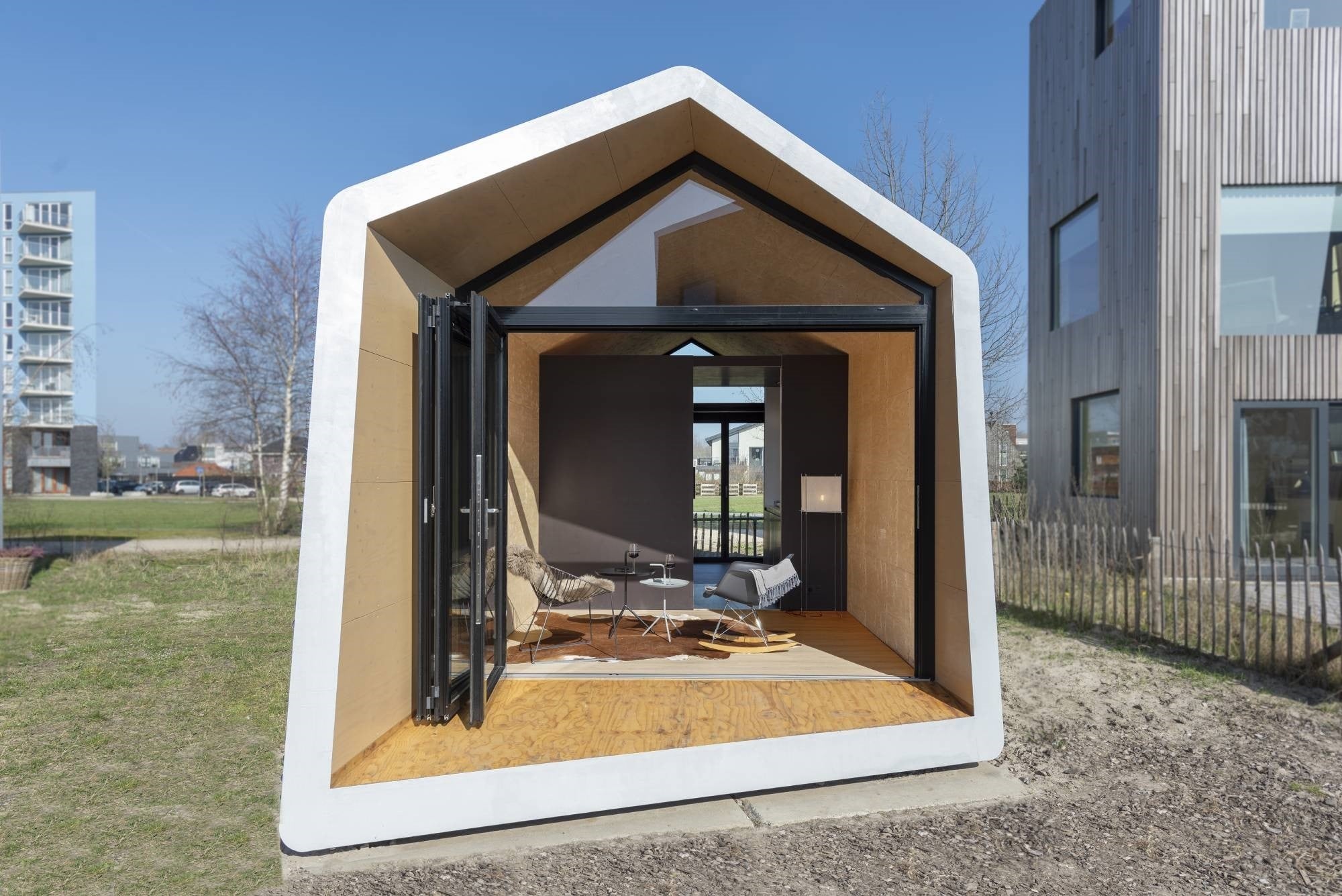 Das Tiny House Snuk in Almere (Entwurf: Leo Harders und Aldo Trim) entstand im Rahmen des Wettbewerb „Construction Expo Tiny Housing“. Es bietet 33 m³ und viel Lichteinfall durch zwei Glasfronten mit einer Glas-Faltwand von Solarlux.