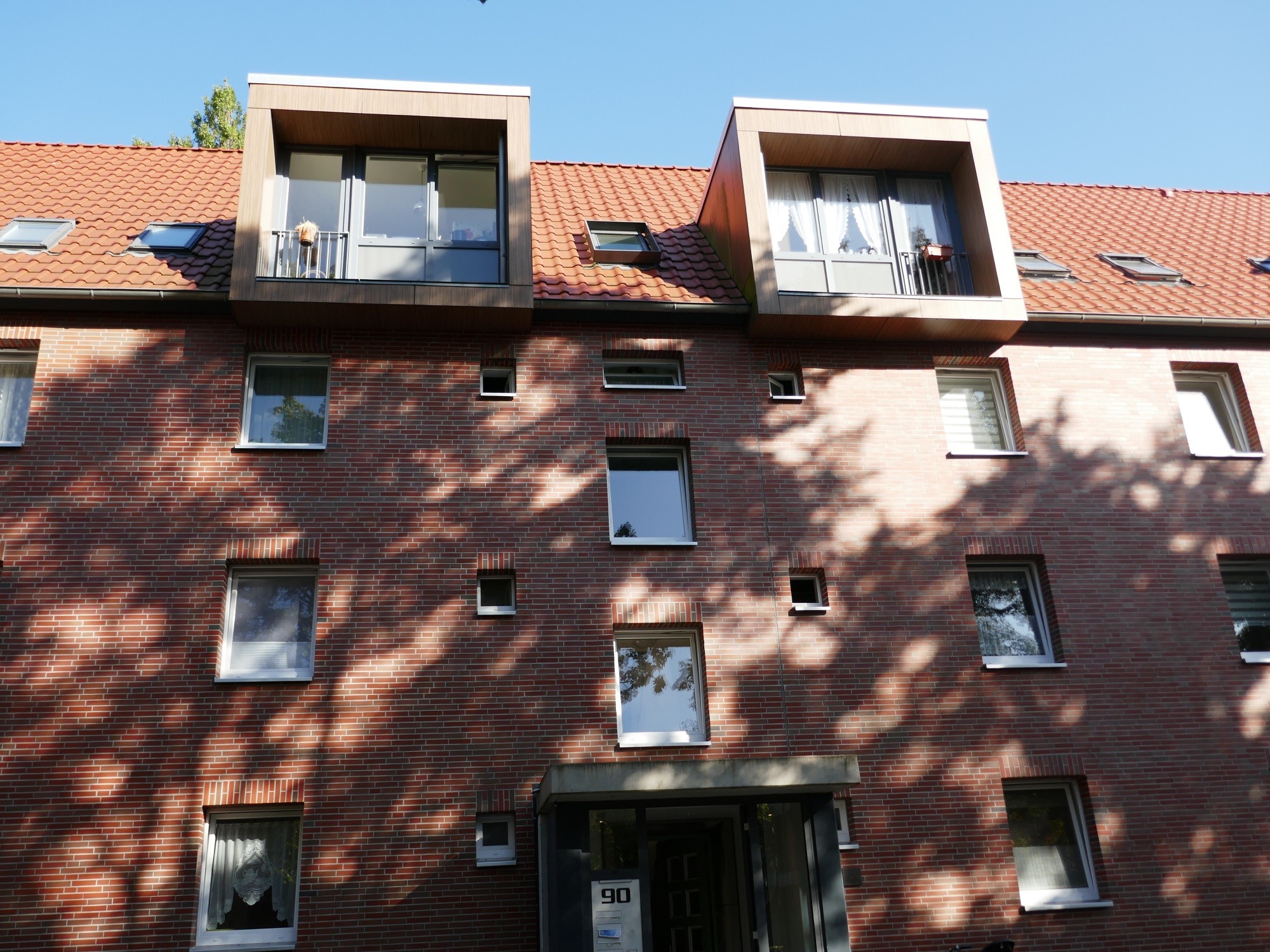 Bei geringen Wohnungsgrößen spielen die Fenster eine wichtige Rolle (Dachausbau mit großen Gauben in Hamburg-Wilhemsburg).