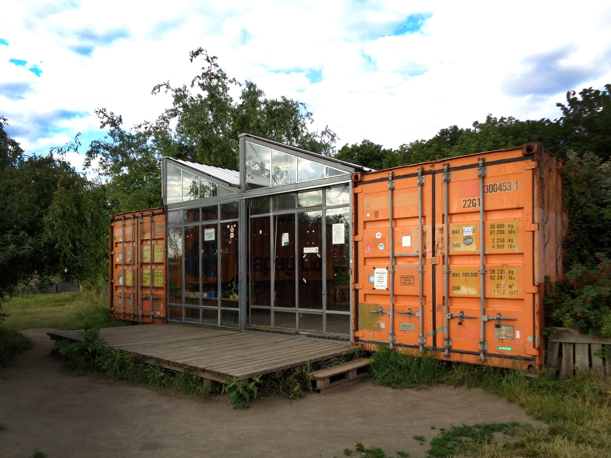 Die Fenster versorgen den extrem kleinen Wohnraum nicht nur mit Licht, sondern sorgen mittels Tageslicht für physiologisches Wohlbefinden (Beispiel für ein Tiny House, MINT-Grünes Klassenzimmer, Tempelhofer Feld in Berlin).