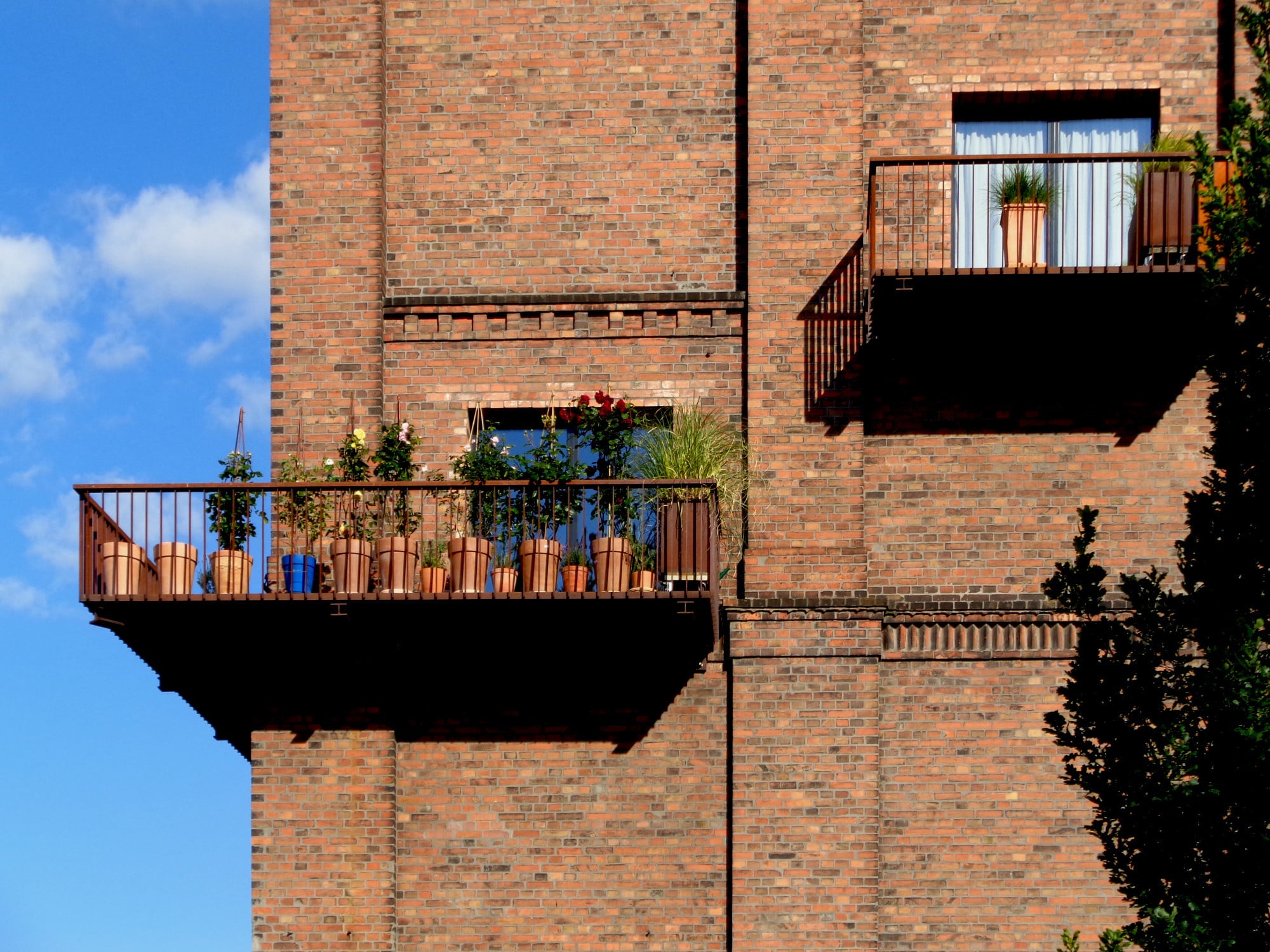 Sonnenlicht ist eine unverzichtbare Grundlage für das Wohlbefinden von Menschen. Balkone und Fensterflächen sorgen für Lichteinfall (Lokdepot, Berlin).