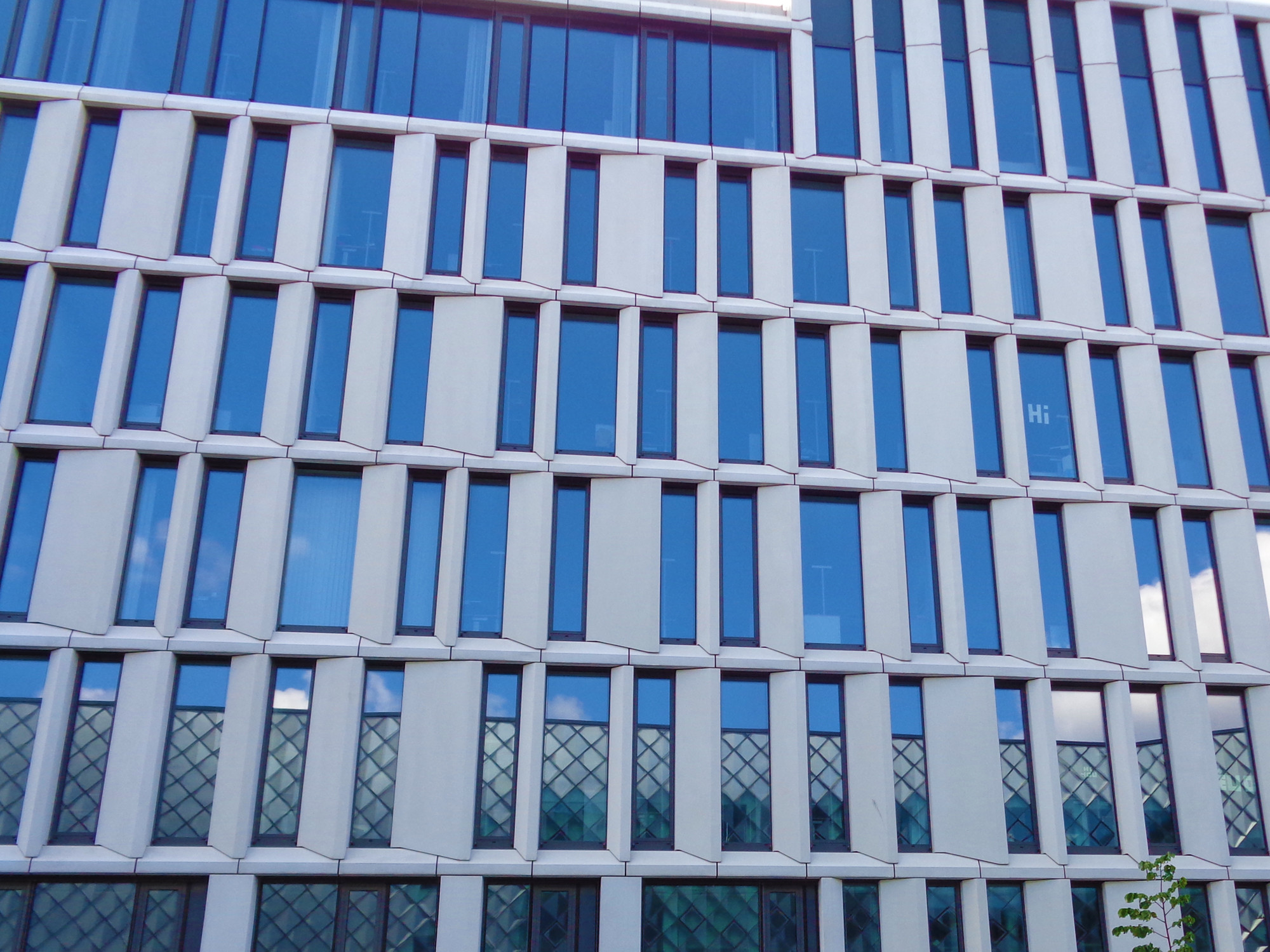 Bereits 1983 konstatierte die WHO das Sick Building Syndrome, das fehlendes Sonnen- und Tageslicht als einen Faktor auflistet, und die Relevanz ausreihend großer Fensterflächen betont (rhythmisch gerasterte Fassade mit stehenden raumhohen Fenstern, Humboldthafen Eins, KSP Jürgen Engel Architekten).