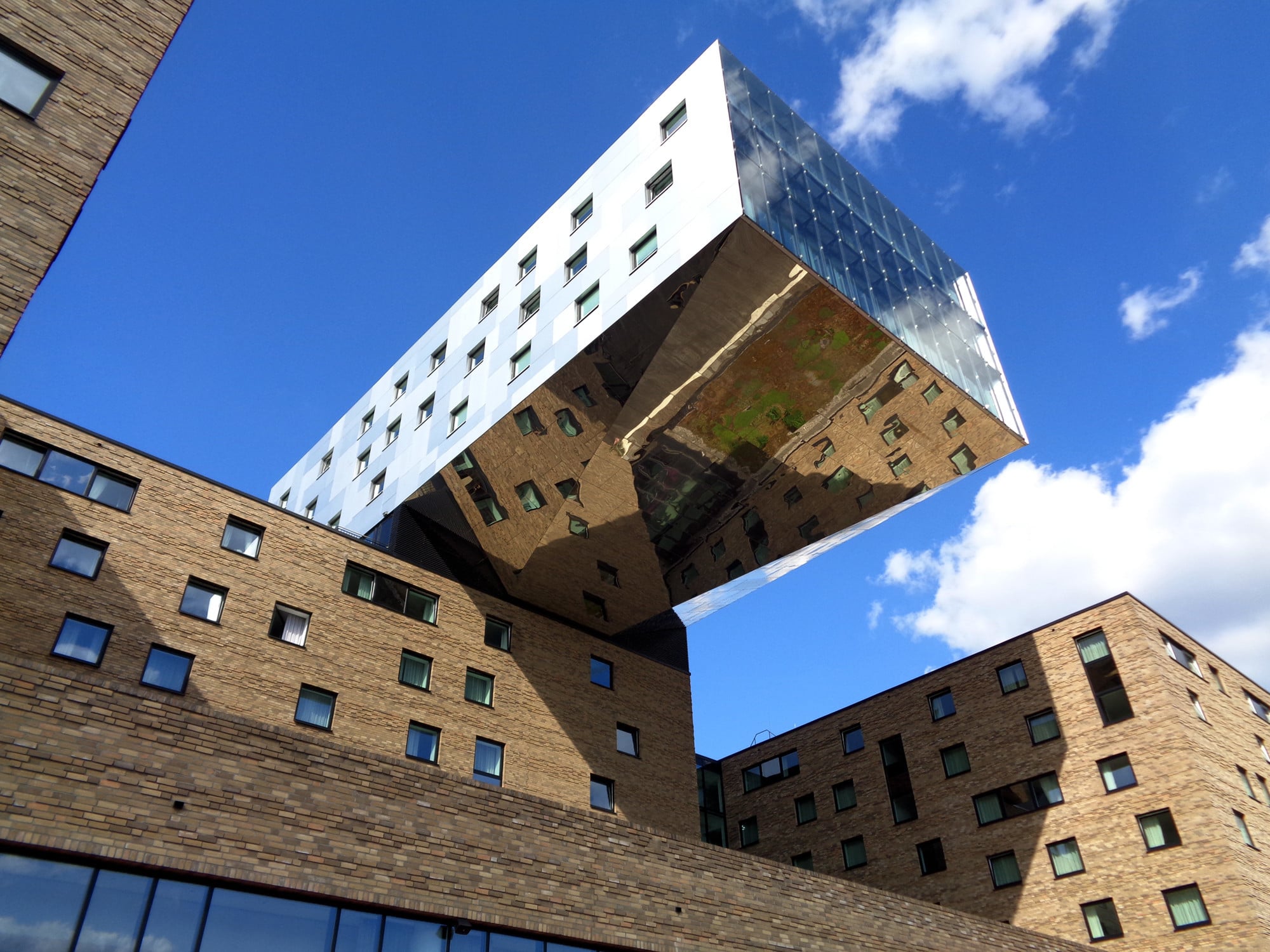 Direkte und indirekte Belichtung mit Spiegeleffekten (Mediaspree Berlin, Tchoban Voss Architekten)