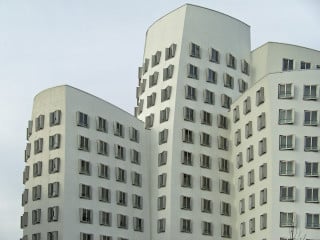 Baukonstruktiv wird unterschieden zwischen Massivbau mit ausgeschnittenen Öffnungen, den sogenannten Löchern einer Lochfassade...