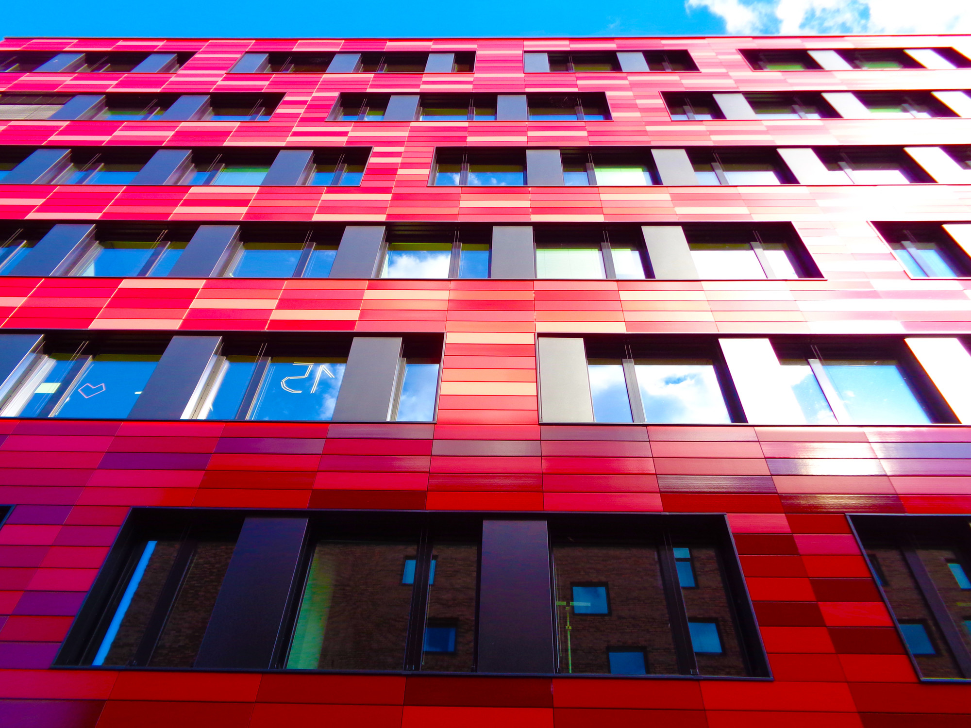 Waagerechte Fensterbänder zwischen roten Alu-Paneelen, Coca-Cola-Zentrale Berlin, Tchoban Voss Architekten