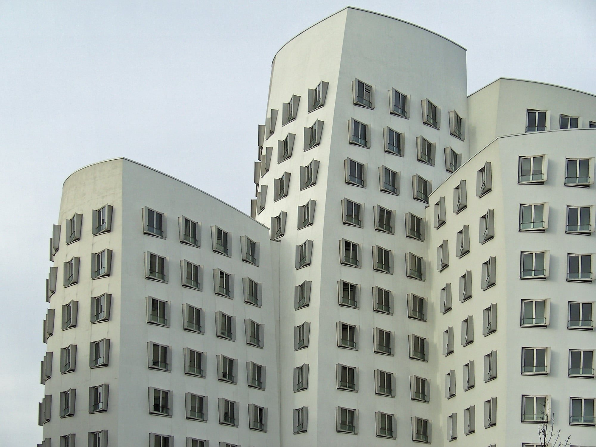 Baukonstruktiv wird unterschieden zwischen Massivbau mit ausgeschnittenen Öffnungen, den sogenannten Löchern einer Lochfassade...