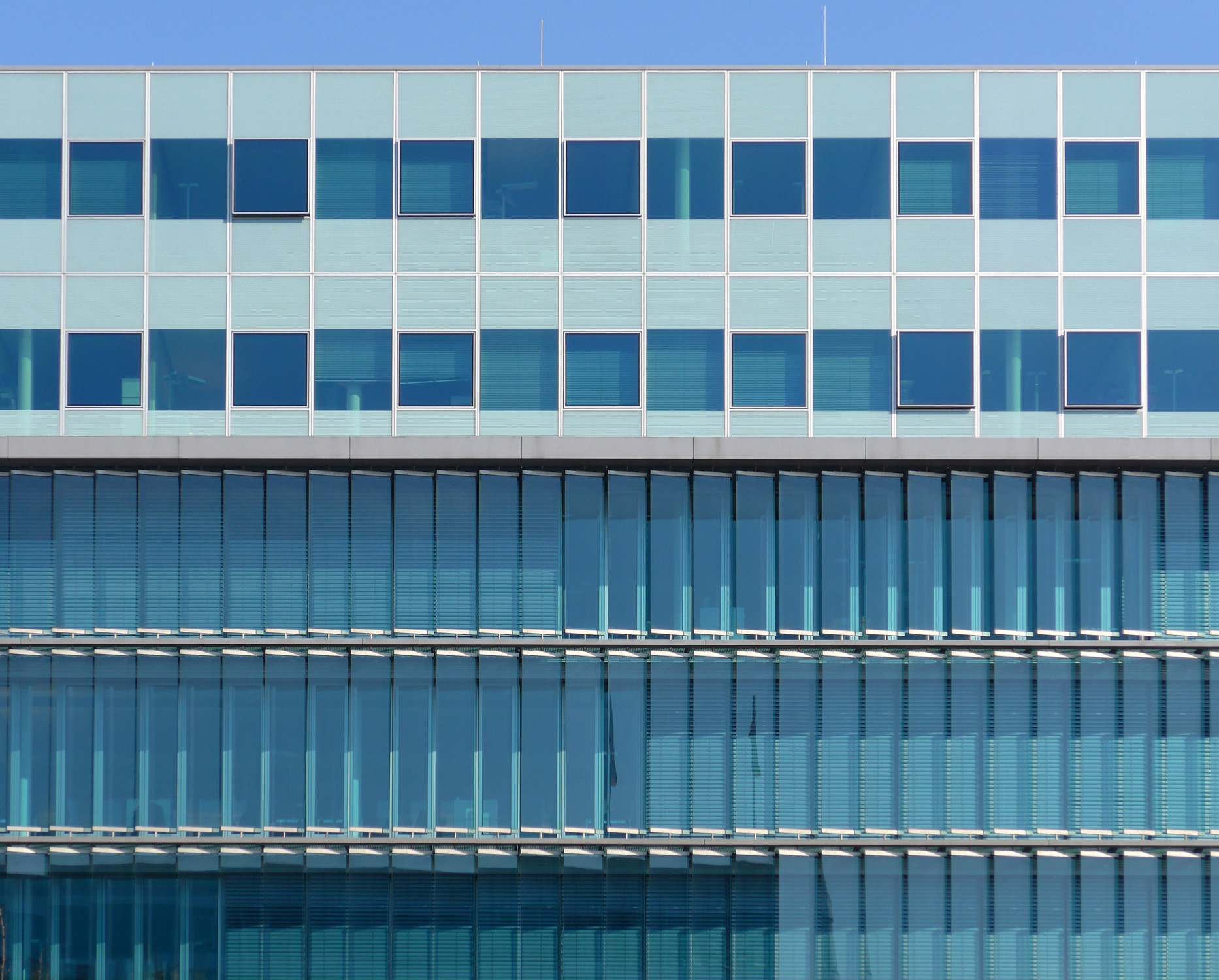... und Skelettbau mit ausgefachten oder vorgehängten Schichten und Öffnungen, namentlich der Vorhangfassade bzw. auf Englisch Curtain Wall.