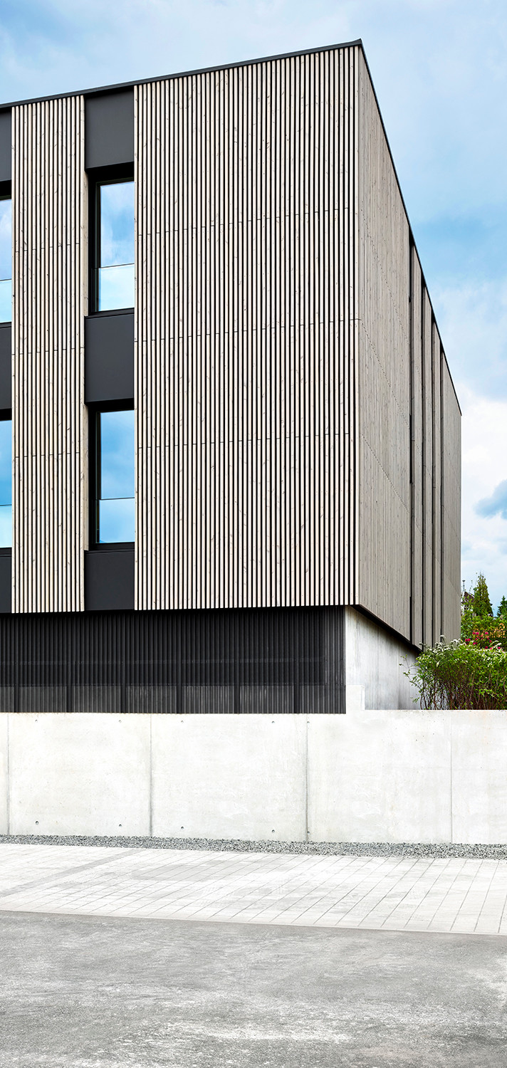 Entworfen wurde der holzverkleidete Neubau von w : architekten, das hier einen neuen Platz für sein Büro geschaffen hat.