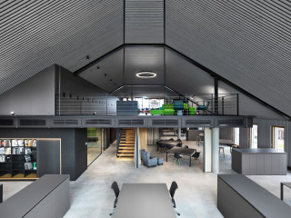 Der schlichte, schnörkellose Gewerbebau in Freudenstadt nutzt die Gegebenheiten seiner exponierten Lage und bildet einen neuen Übergang zwischen Wohngebiet und Innenstadt.