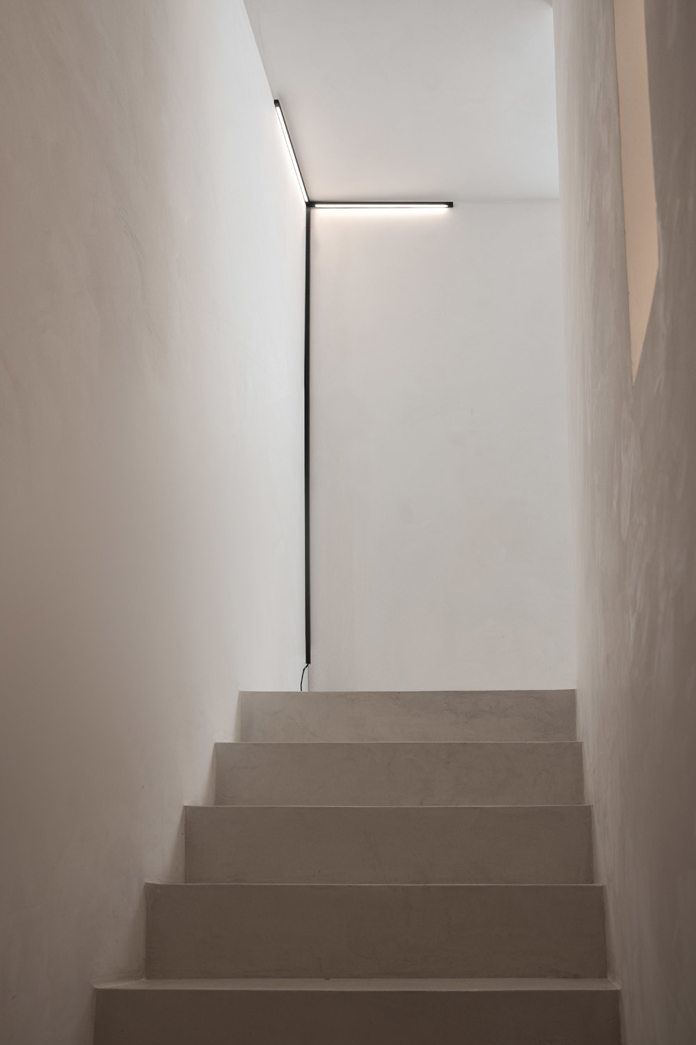 Y ist mit einem Dimmer ausgestattet und verströmt mit 2.700 bis 3.000 Kelvin warmweißes Licht.