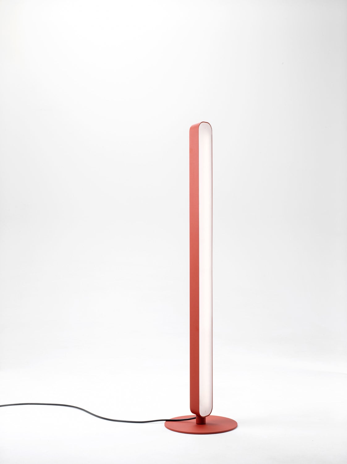 Das minimalistische Design ist in zwei Farben erhältlich: in Knallrot mit Signalwirkung und in zurückhaltendem Schwarz.