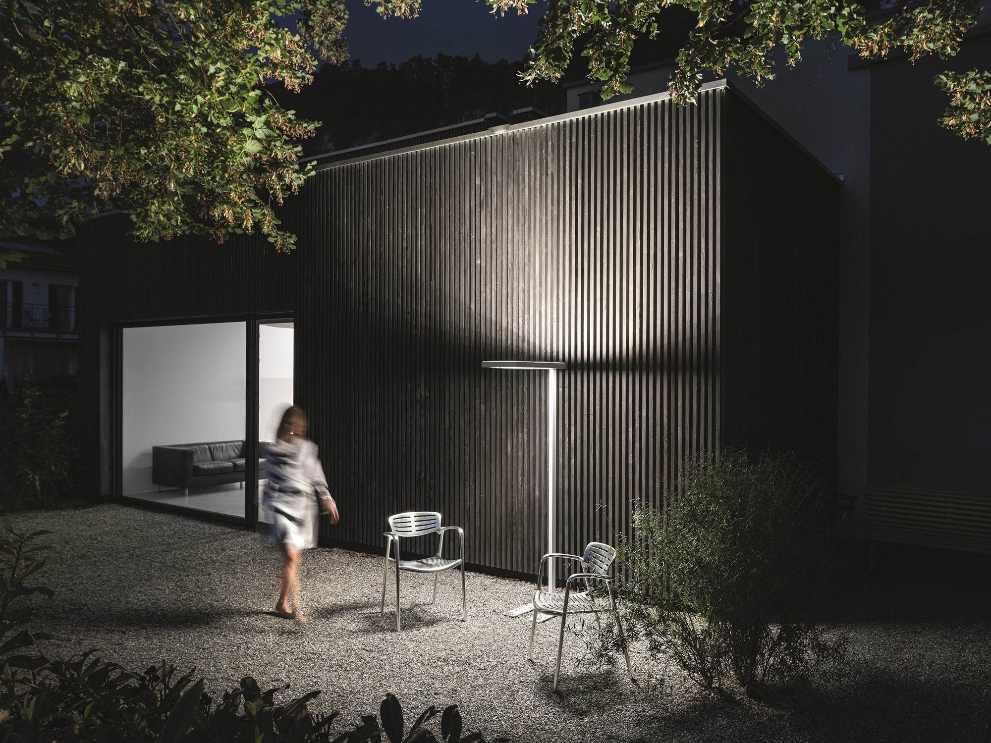 Sie ist als Einzel- oder Doppelkopfleuchte erhältlich und leuchtet bis zu vier Arbeitsplätze aus, weshalb sie auch für knapp budgetierte Projekte einsetzbar ist.