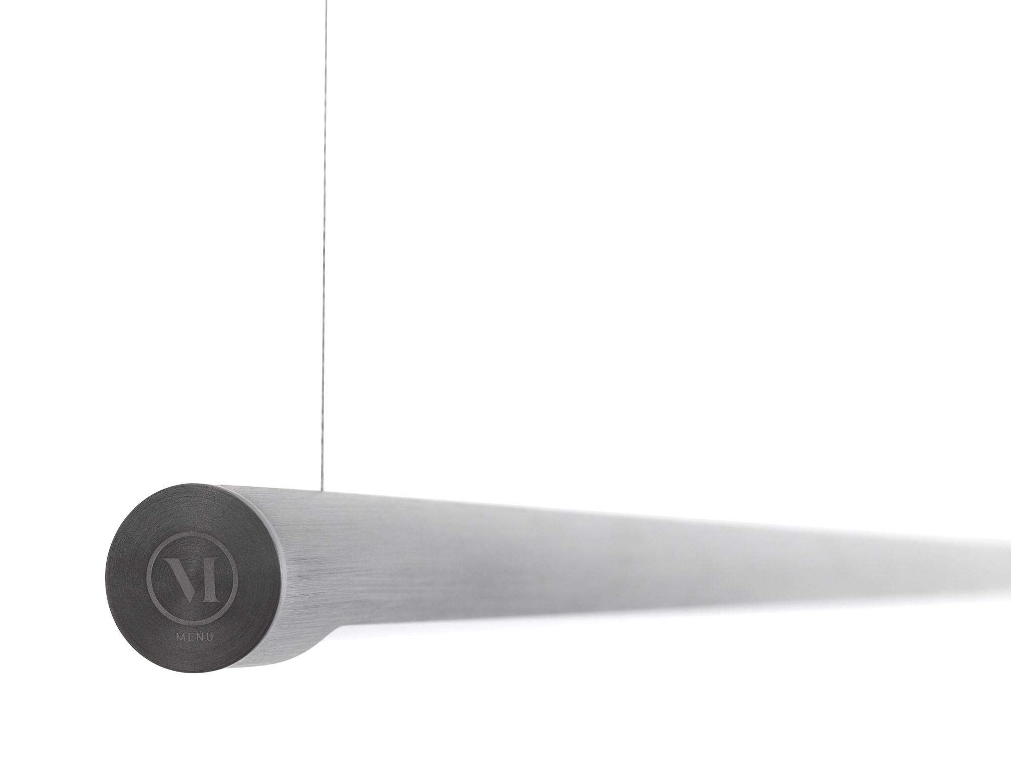 Task ist aus extrudiertem Aluminium in einem Bronze-Grau-Ton gefertigt und mit einer LED versehen.