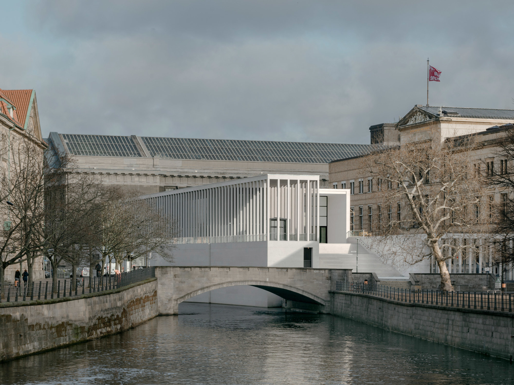 Die Museumsinsel mit fünf historischen, architektonisch sehr heterogenen Museumsgebäuden ist seit 1999 UNESCO-Welterbestätte im Zentrum Berlins (Blick von der Schlossbrücke auf die James-Simon-Galerie).