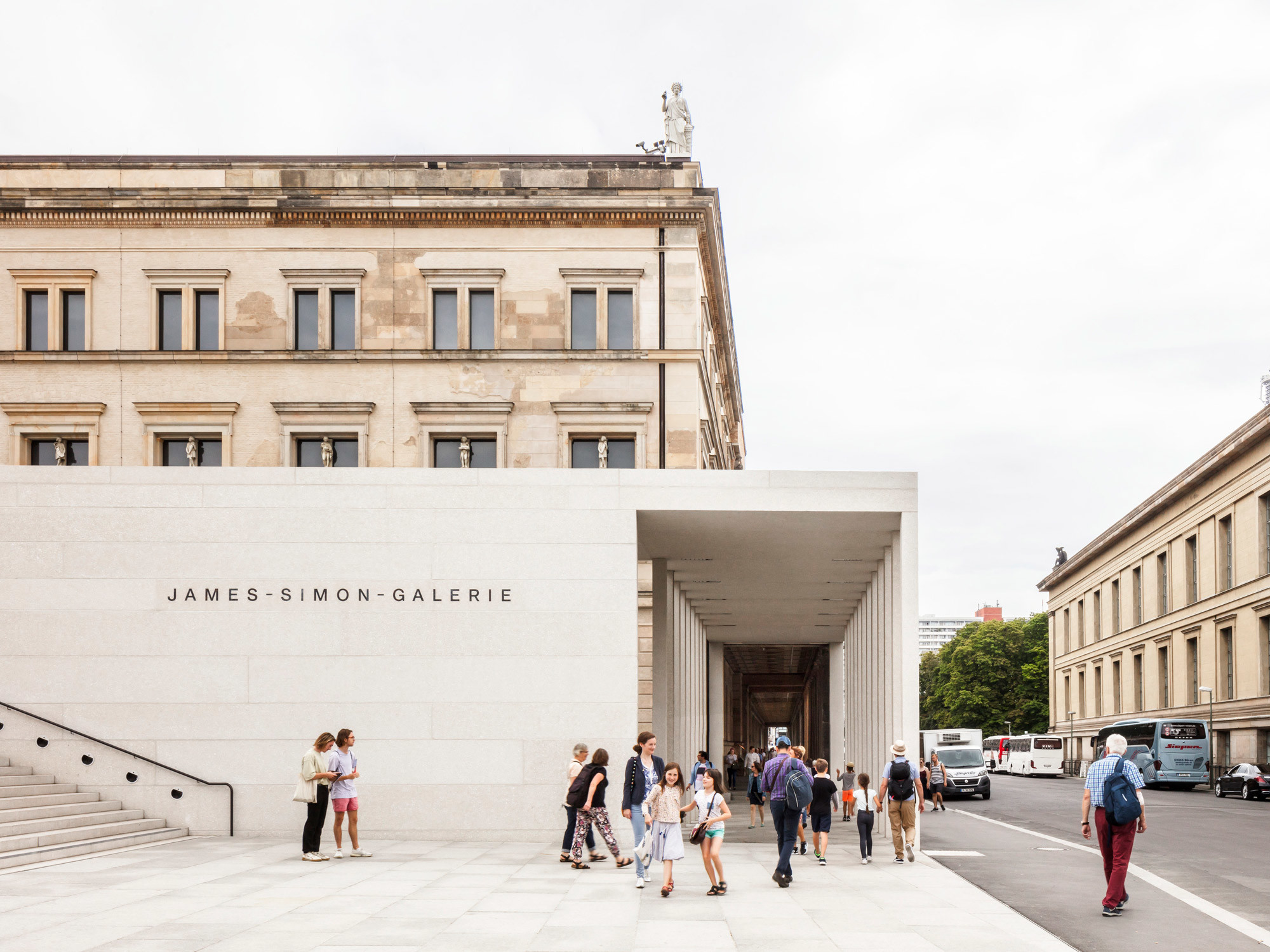 Der Neubau erschließt das Pergamonmuseum und verknüpft es auf der Höhe des Sockelgeschosses über die Archäologische Promenade mit dem Neuem Museum und zukünftig auch mit dem Alten Museum und dem Bode-Museum (Blick in die untere Kolonnade).