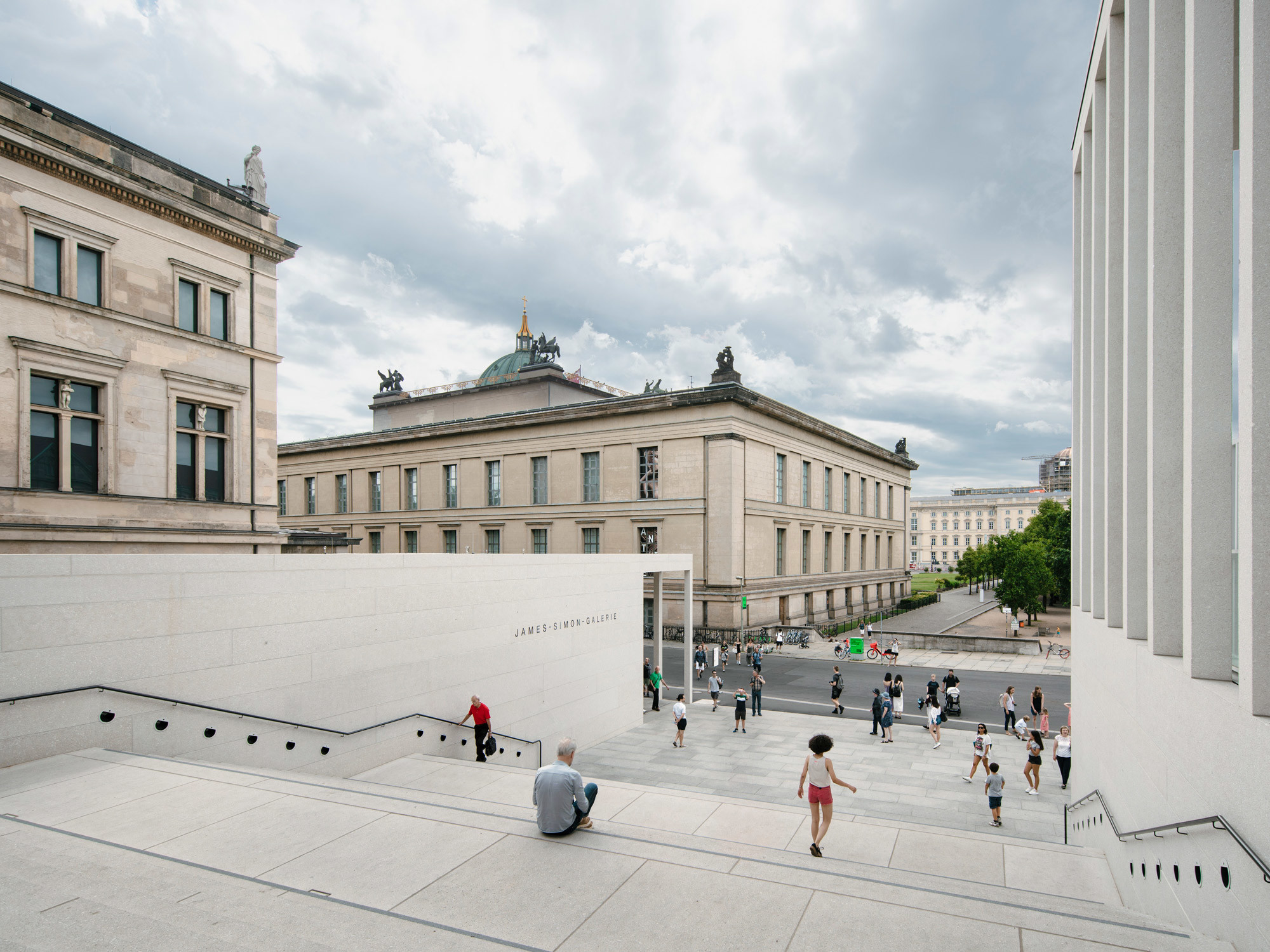 Vier der solitären Baukörper werden durch die James-Simon-Galerie als Service- und Infrastruktur zusammengefasst (Blick von der großen Freitreppe auf das Alte Museum von Karl Friedrich Schinkel).