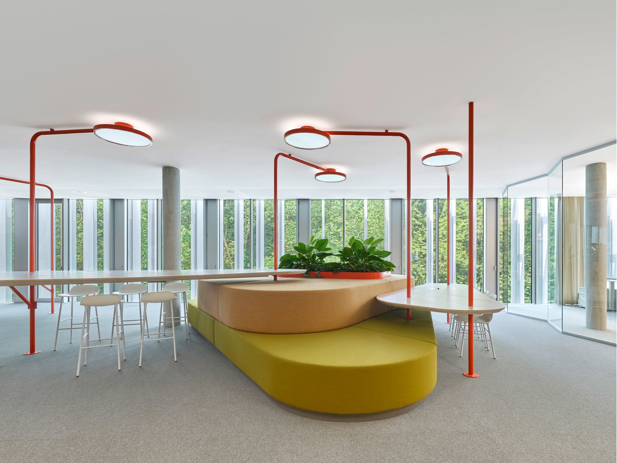 Das Stuttgarter Studio Alexander Fehre hat für den Firmensitz ein offenes Raumkonzept mit gestalterischen Überraschungen entworfen (im Bild: Open Space als Treffpunkt mit individualisierten Leuchten).