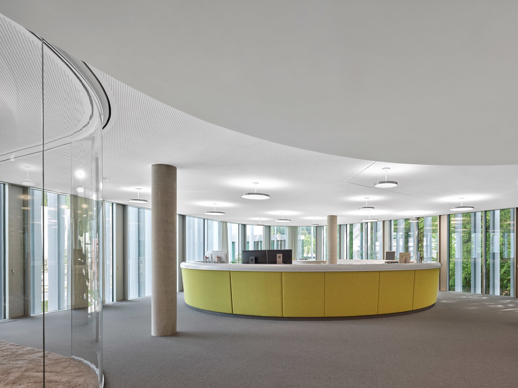 Jeder Etage ist ein anderer Grünton zugeordnet. So soll das Innere das begrünte Äußere spiegeln.