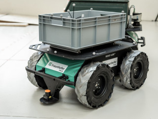Die Roboterplattform Husky A200 kann eigenständig über Baustellen navigieren und Lasten transportieren.