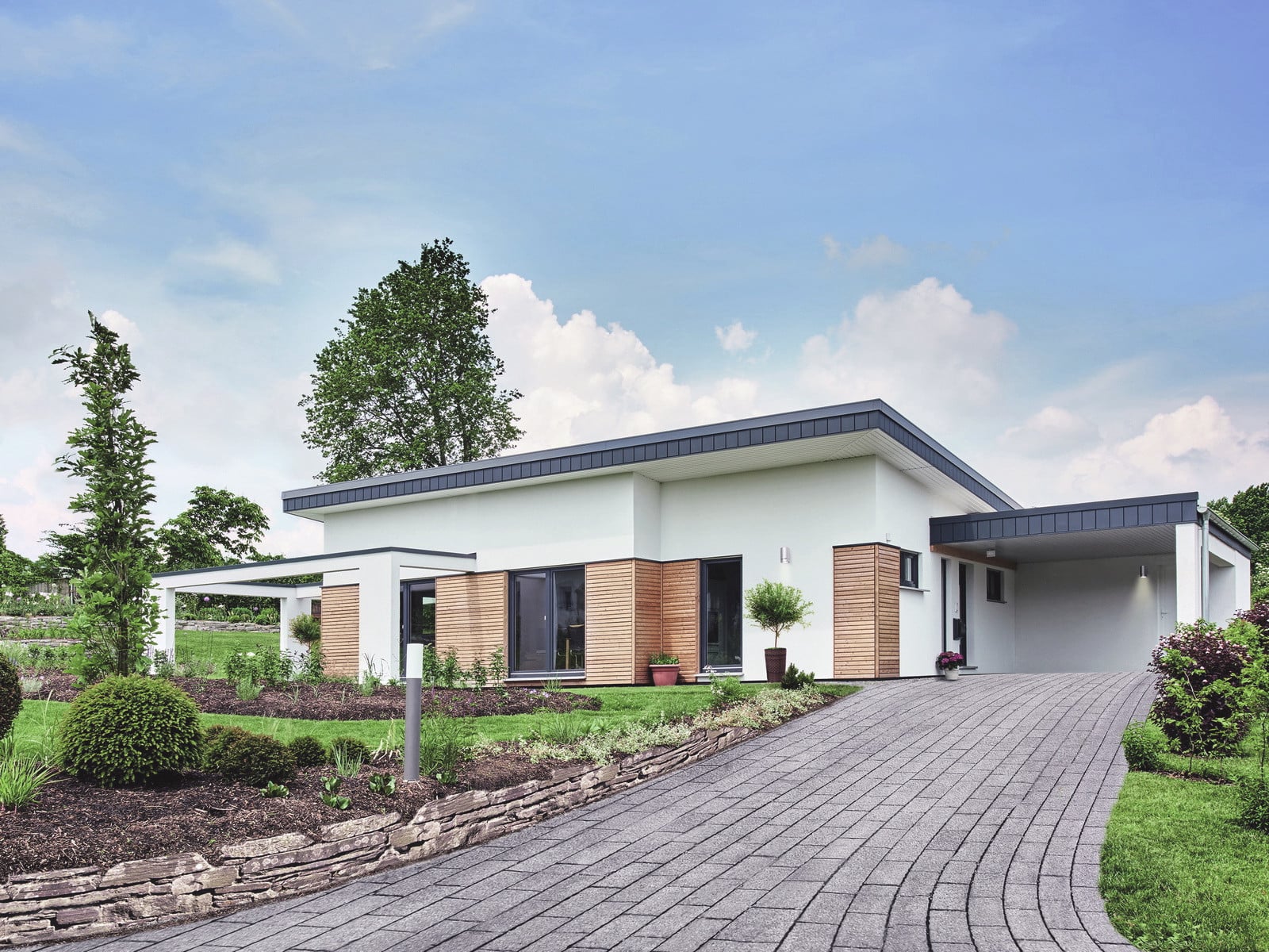 Der Bungalow gewinnt in jüngster Zeit wieder an Beliebtheit – seine Eingeschossigkeit macht ihn insbesondere für das altersgerechte Wohnen wieder attrakti (im Bild: Haus Nivelo von Fingerhut Haus).