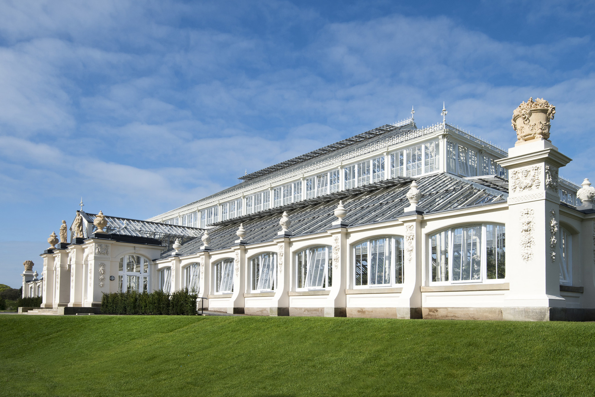 Mit einer Fläche von 4.880 m² und einer Länge von 191 m ist das von Decimus Burton und Richard Turner erbaute Temperate House (oder auch Haus der gemäßigten Klimazonen von 1859-1863) der heute größte noch existierende Wintergarten aus der viktorianischen Ära.
