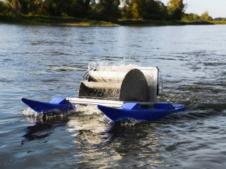 Die schwimmende Aufbereitungsanlage „Waver“ erzeugt völlig autark sauberes Trinkwasser. 