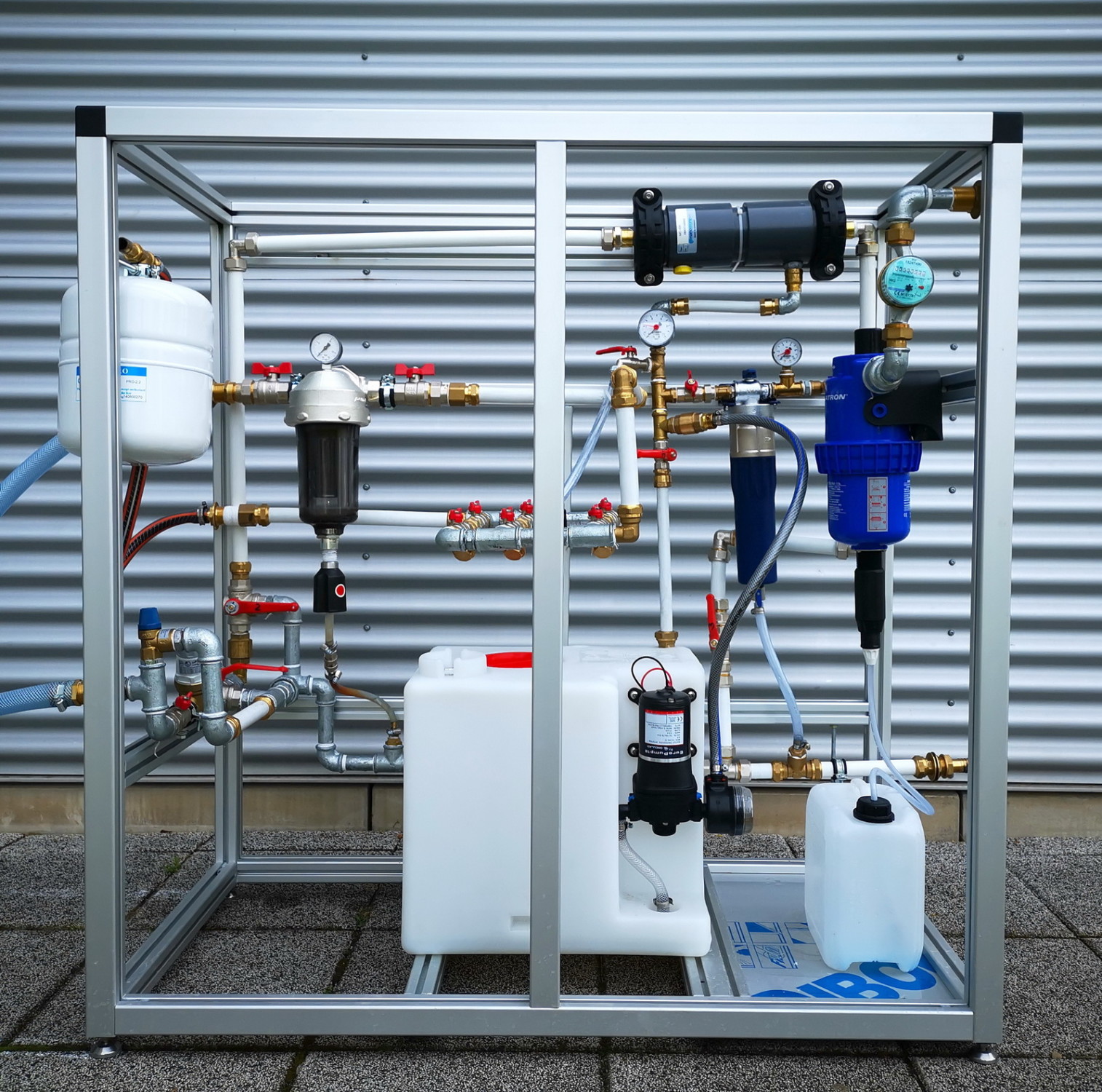 Der größere Bruder „PurePowerBlock“ (im Bild noch im Versuchsaufbau) kann bis zu 4.000 Liter Trinkwasser pro Tag liefern.