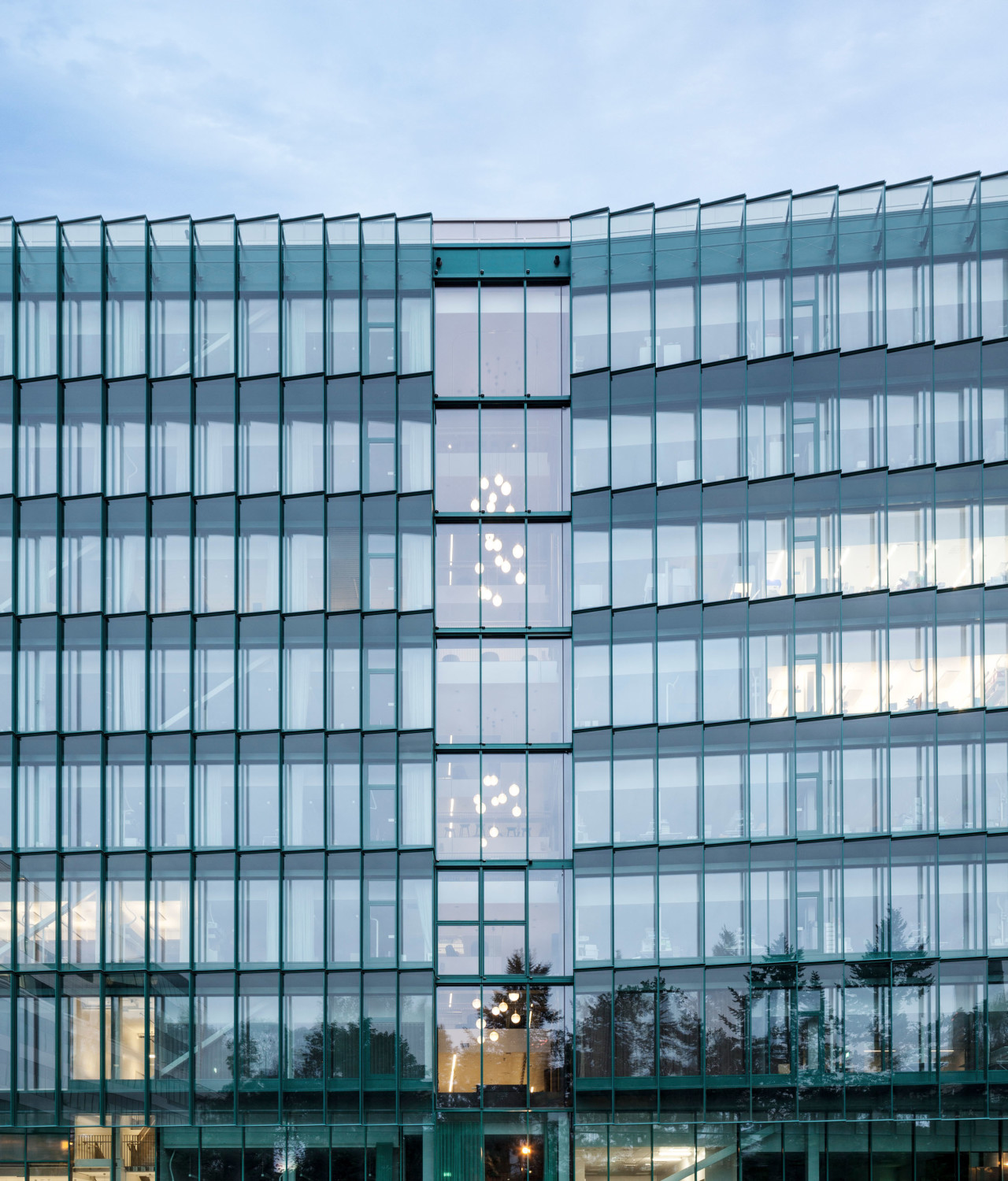 Insgesamt ist der Komplex ist von einer doppelschaligen Fassadenkonstruktion aus Glas umhüllt; zwischen den einzelnen Trakten erfolgte die Ausbildung der Fassade einschalig.