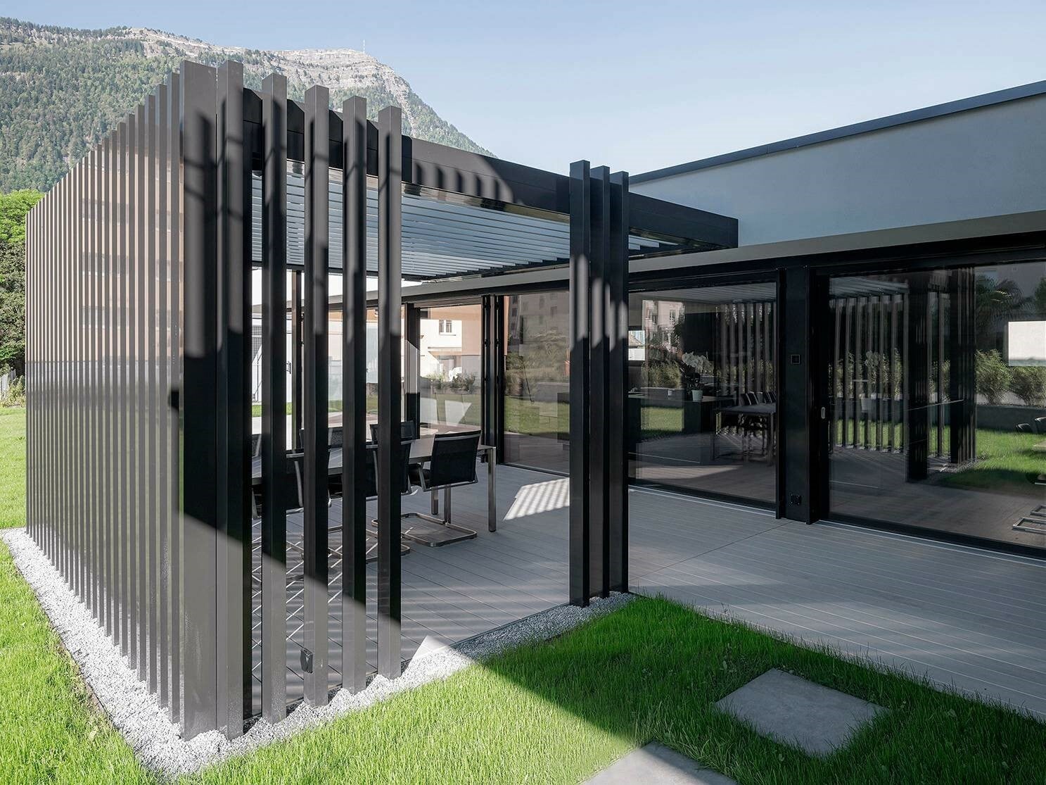 Bei der als Cubyc bezeichneten Villa ist der Name Programm  – handelt es sich bei dem Wohnhaus, das nach Plänen von BSS Architekten am Zugersee entstanden ist, doch um eine Komposition ineinander geschachtelter und aufeinander getürmter Volumina.