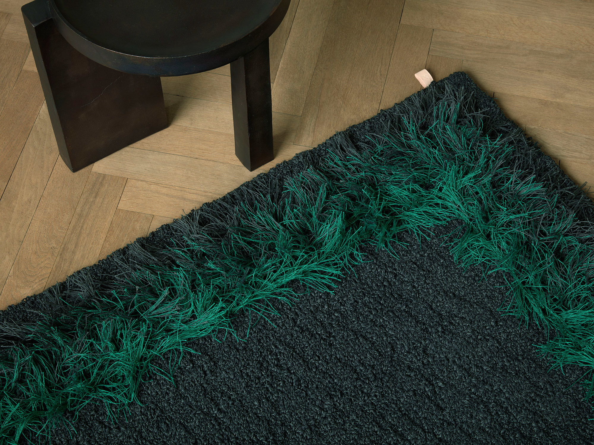 Schön ist das Spiel von einem flachen Flor aus Wolle mit einer strubbeligen Einfassung aus Leinenbouclé. Im Bild: Peacock.