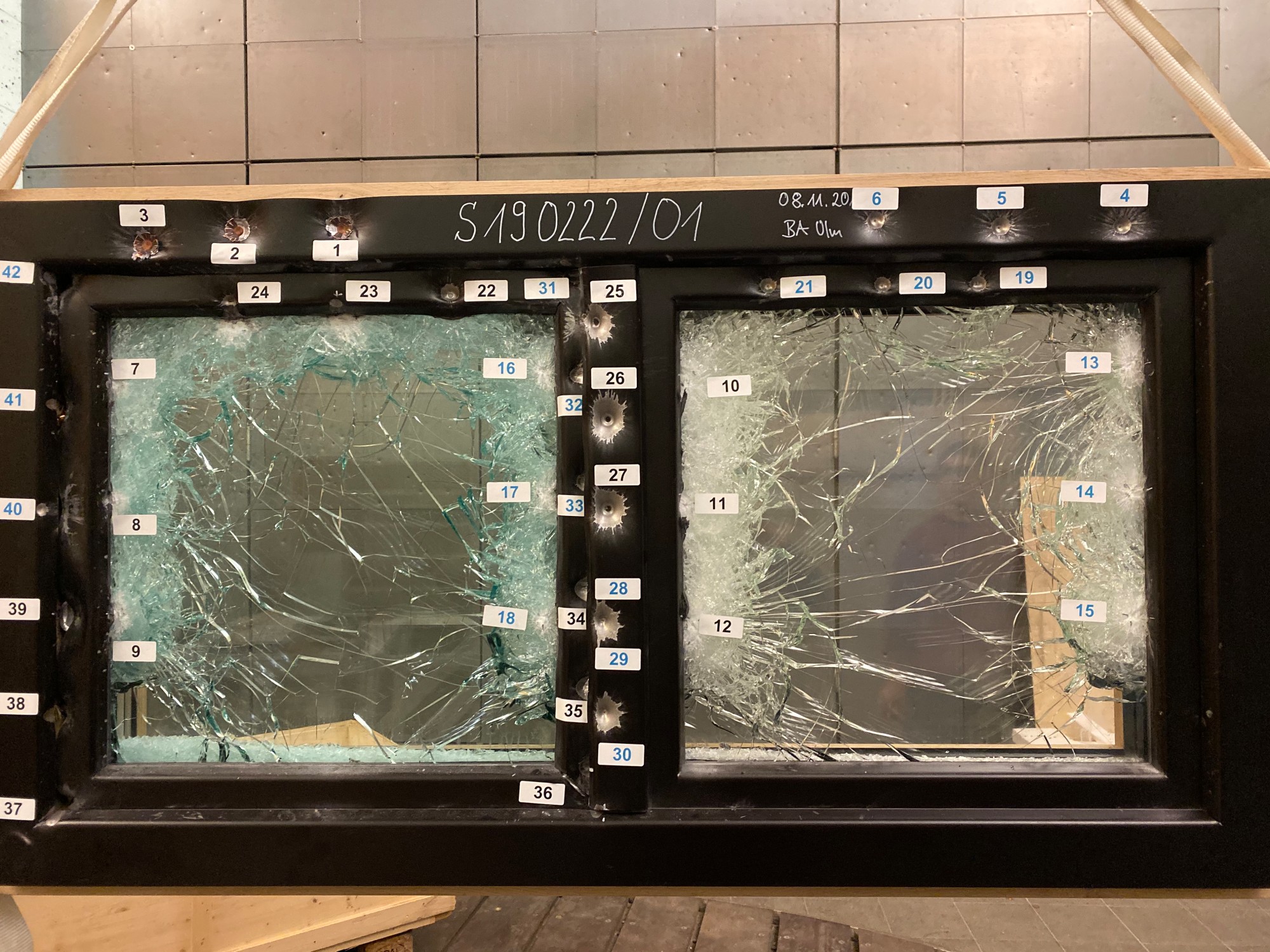 Das weiterentwickelte Element wird damit der zweithöchsten Sicherheitsklasse BR6 NS / FB6 gerecht, die seitens der Normen DIN EN 1522 (die unter anderem der Durchschusshemmung von Fenster und Türen gilt)  und DIN EN 1063 (die Sicherheitsglas behandelt) vorgesehen sind.