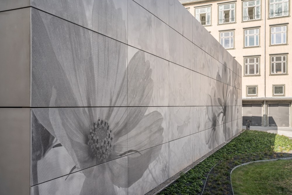 Die Fassade des Neubaus für die Technische Universität Dresden besteht aus nur 30 Millimeter starken Textilbetonelementen, auf die ein Blumenmotiv aufgebracht wurde.