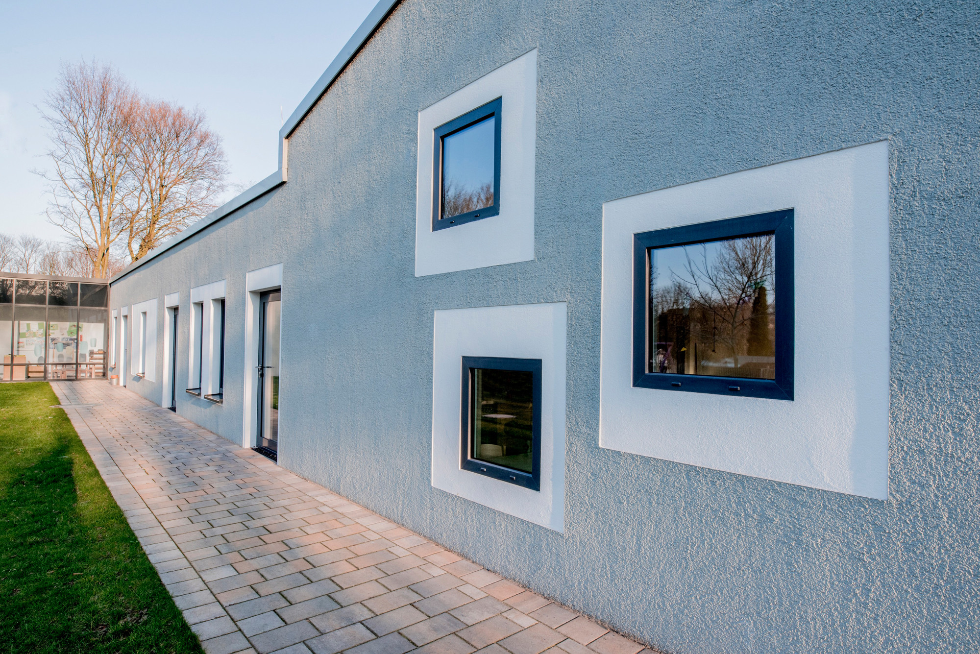 Quadratische Fenster markieren ebenfalls neue Bausubstanz.