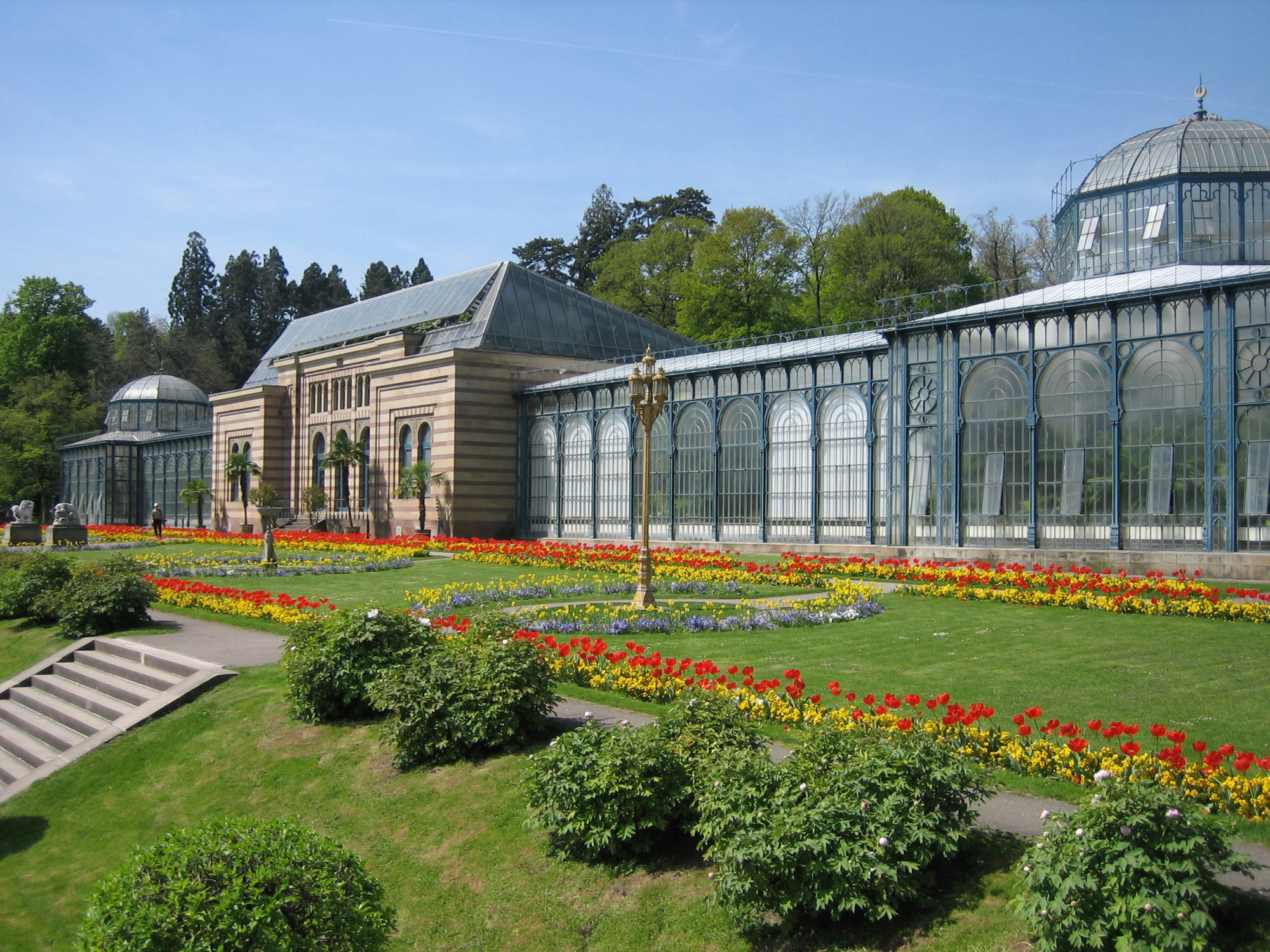 Der Architekt Karl-Ludwig von Zanth entwarf im 19. Jh. ein maurisches Landhaus mit zwei seitlichen gläsernen Flügeln und Eckpavillons als Wintergärten.