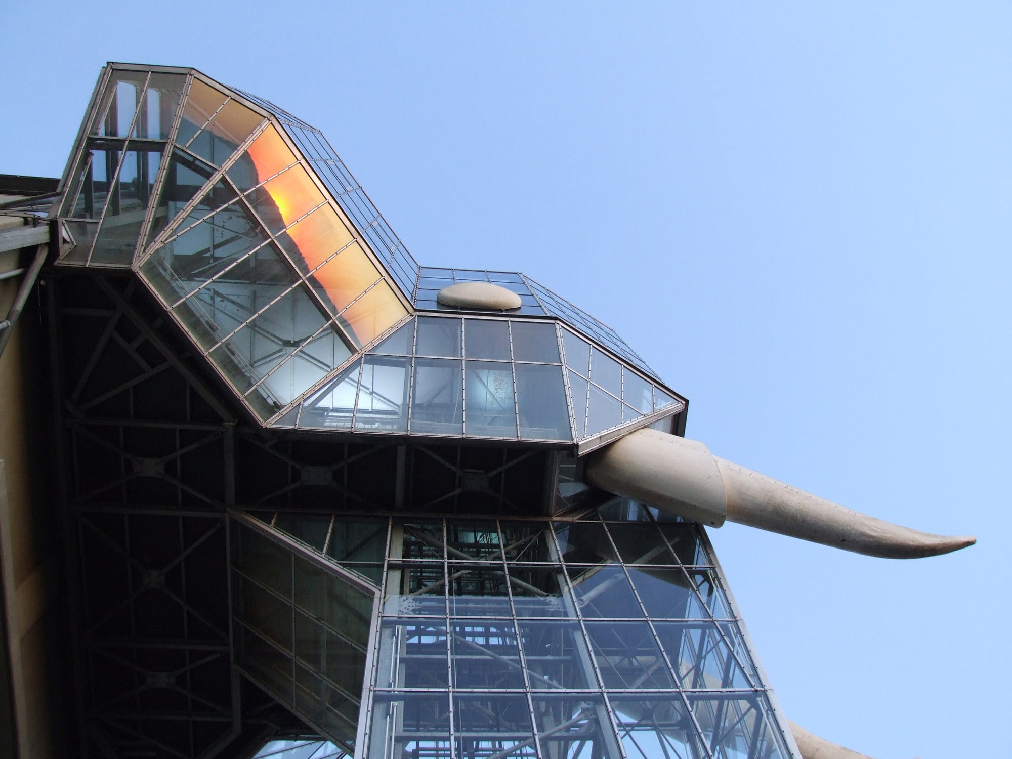 Die gläserne Skulptur, 54 m lang, 18 m breit und 35 m hoch, ist konstruktiv ein klassischer Wintergarten als Skelett aus feuerverzinkten Stahlprofilen mit ESG-, VSG- und Drahtglasscheiben.