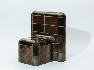 Max Lamb verwendete typisch japanische Tonarten mit charakteristisch erdiger Materialität und spezielle Glasuren mit mehrschichtigen Farben für seine modulare Fliesenkollektion.