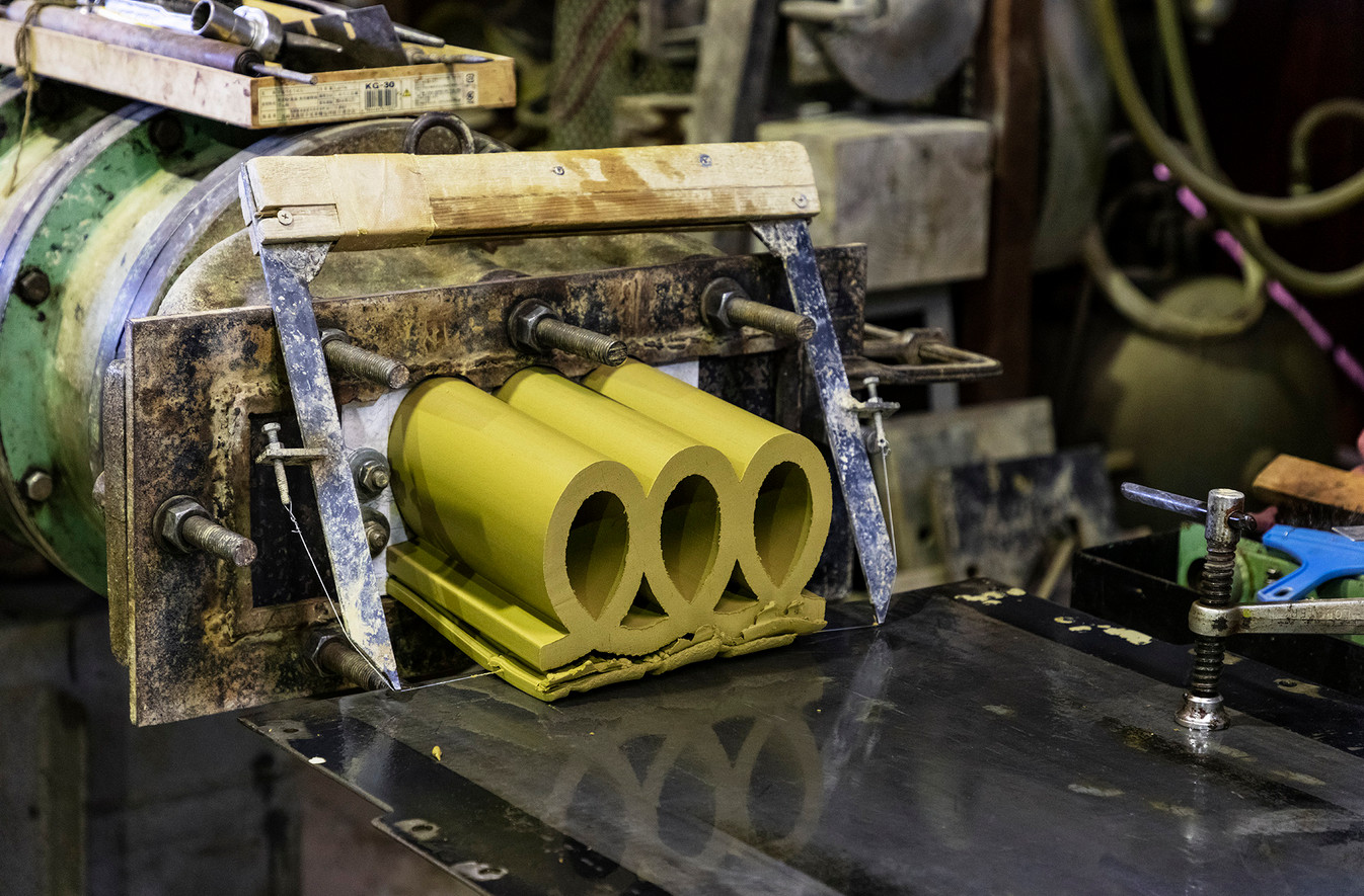 Die Tonextrusion ist eine der typischen Produktionsmethoden in Tajimi.